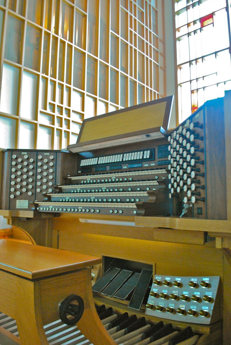 St Mark organ 2.jpg